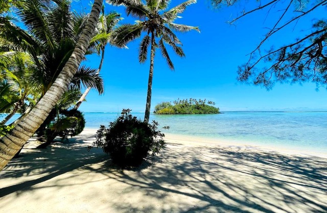Muri Beachside Villa with pool
