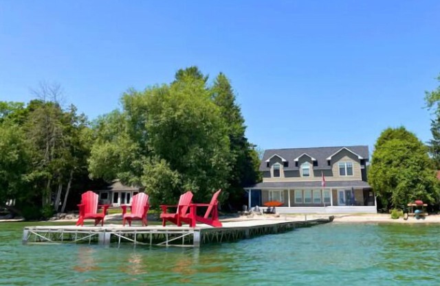 Muskoka Gem | Kayaks, Firepit, BBQ & Sandy Shore