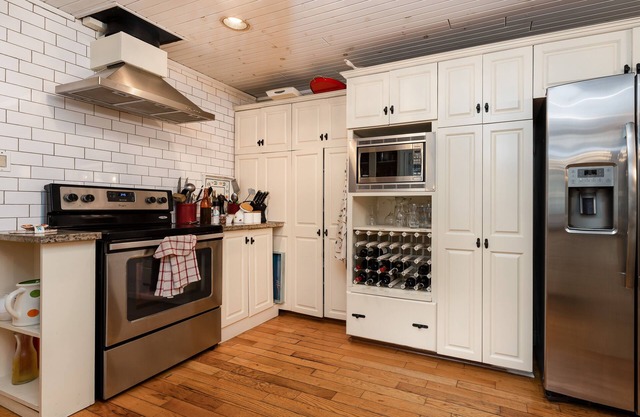 Muskoka; Large Comfortable Cottage with Rustic Flare-Lake Front, Hot Tub.
