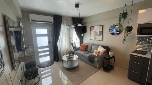 MV Hideaway - 4 Guests - 5 min airport and beaches - 2 AC