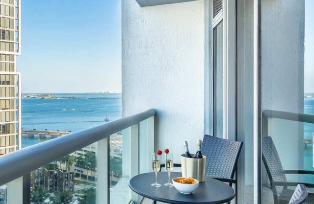 MVR-Icon Brickell High-Rise w Balcony