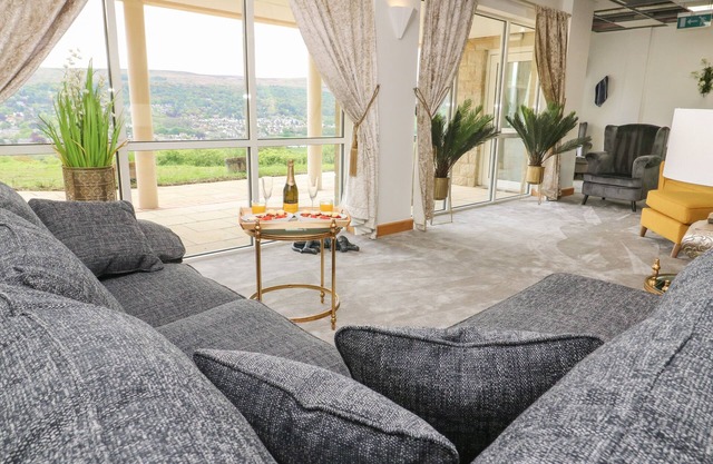 MYDDELTON GRANGE, pet friendly, luxury holiday cottage in Ilkley