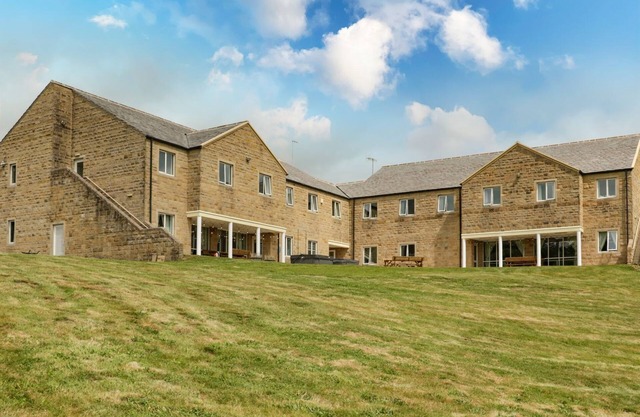 MYDDELTON GRANGE, pet friendly, with hot tub in Ilkley