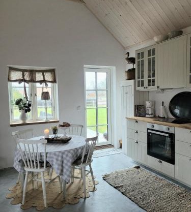 Mysigt hus i liten by nära havet