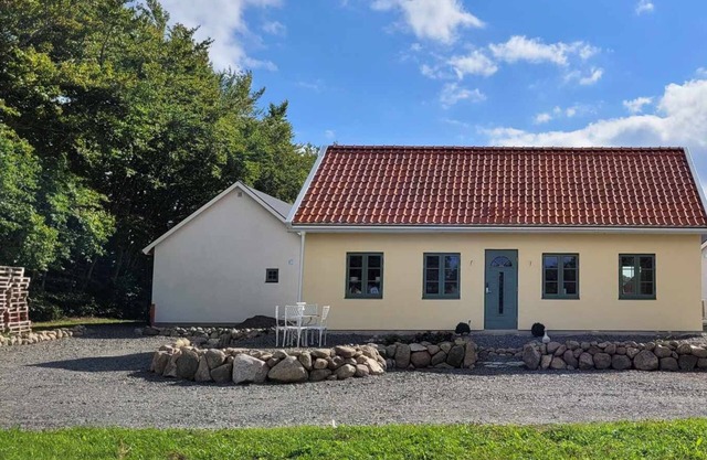 Mysigt hus i liten by nära havet
