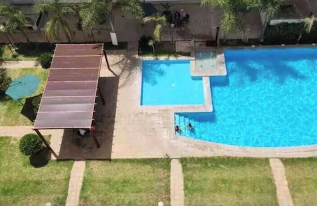 N02. Large pool apartment