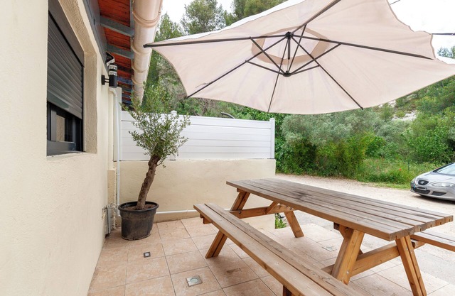 n2 803/5 000n'Renovated Gîte Calanques La Vesse' with mountain view, Wi-Fi and air conditioning