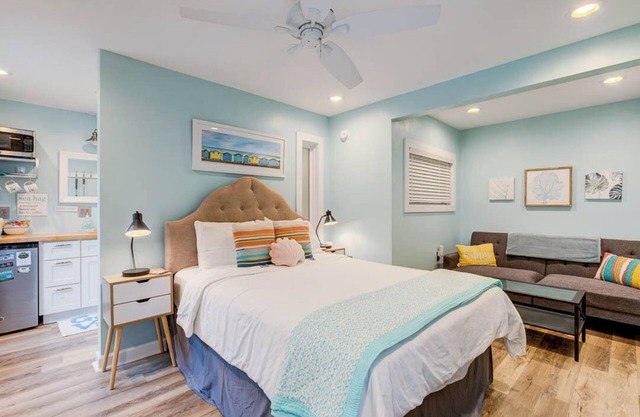 Nags Head Retreat- Walk to beach and sound, bikes and beach chairs included!