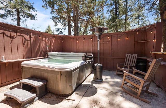 Nana Bear Manor - Hot Tub, Fireplace, Deck, Barbecue