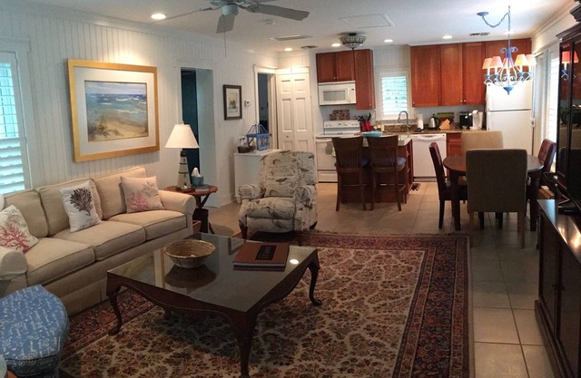 Naples Historic Home - 1 Bedroom Guest House-steps from beach, quiet setting