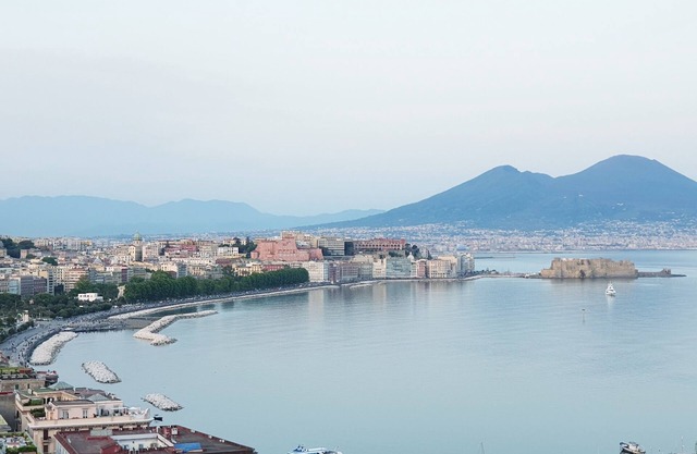 Naples Stadium apt. - six people, three bedrooms, two bathrooms, free park