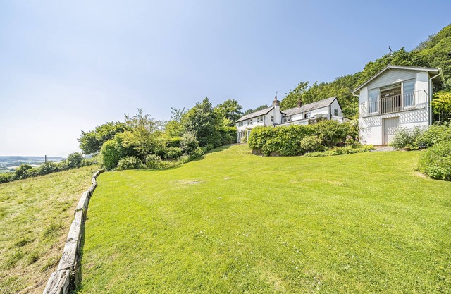 Nash Cottage - sleeps 8 guests in 4 bedrooms