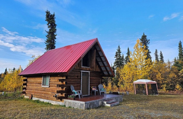 National Park Stay: Comfortable cabin in Alaska's wilds, lakes, hikes. Pets OK!