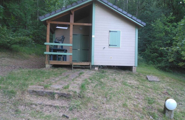 Nature and lake chalet in a residential leisure park with swimming pool