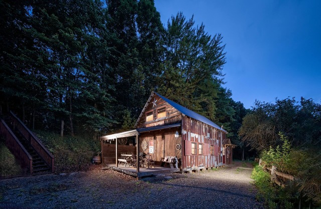 Nature Galore- Custom 2 Story Barn with Hiking trails to Waterfall!