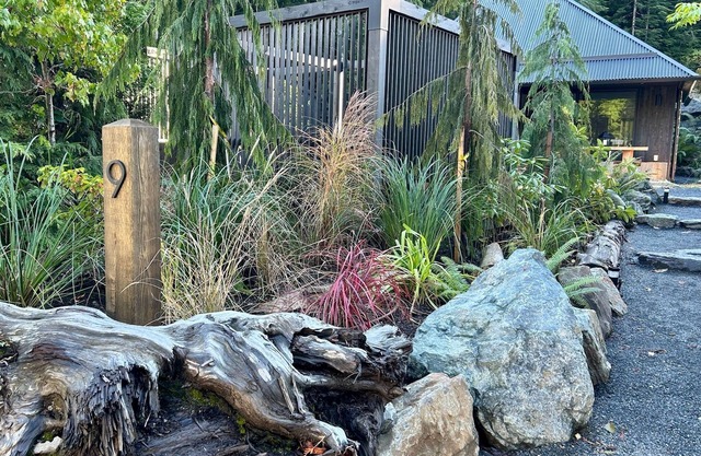 Nature Meets Nordic: Cozy Cottage with Hot Tub in Port Renfrew