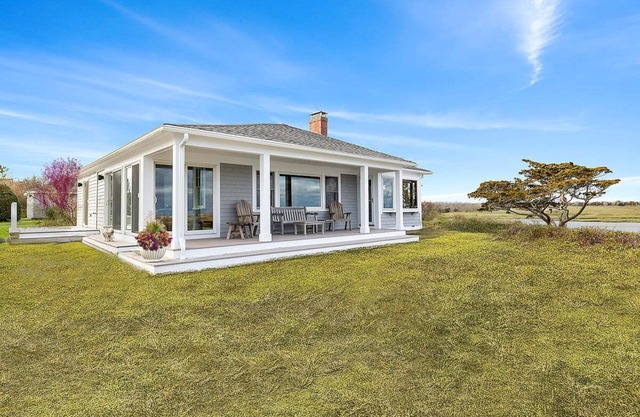 Nauset Harbor Cottage: 112-O Charming Coastal Retreat with Breathtaking Views – East Orleans