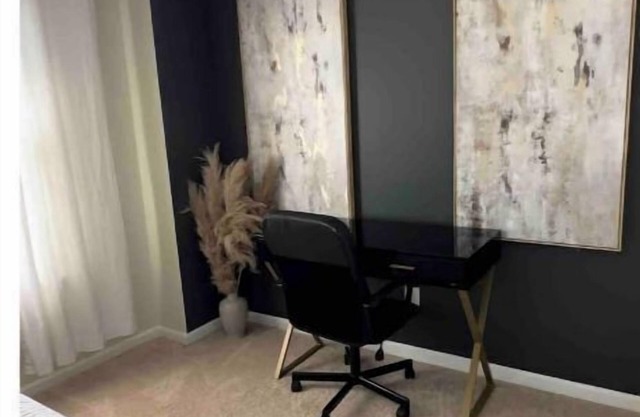 Near airport&major highways. Comfort& convenience.