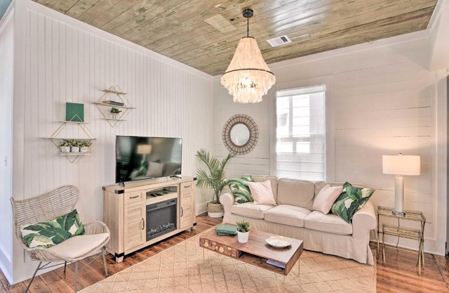 Near Beach and Strand Bright Cottage in Galveston