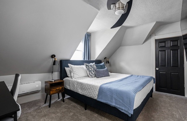 Near Downtown Indy | King Bed Blue | Parking