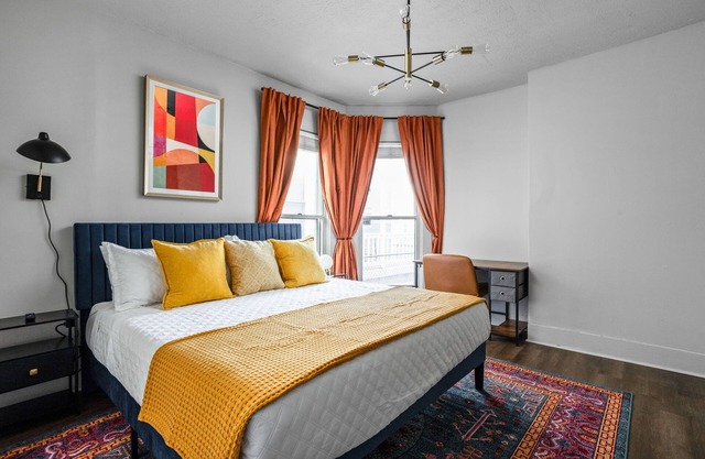 Near Downtown Indy | King Bed Golden | Parking