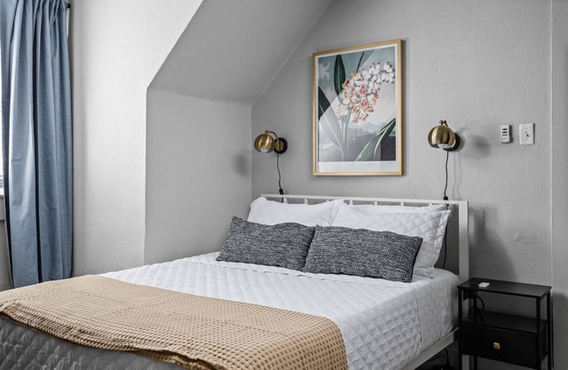 Near Downtown Indy | Queen Bed | Free Parking