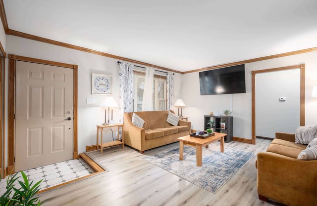 Near Downtown, Modern Interior - Chapel Hill Charm