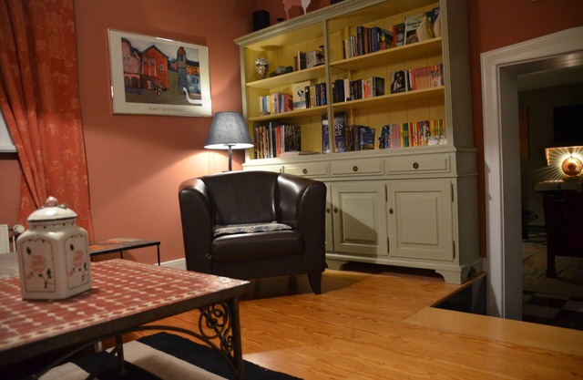Near Hamburg - 4 bedrooms, 2 bathrooms, sleeps 6 S-Bahn and bus
