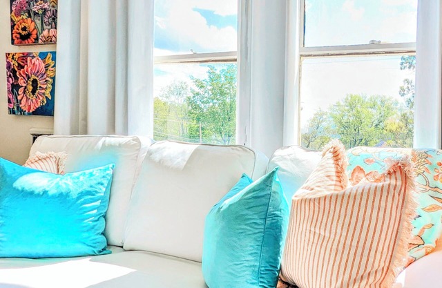 Near Hospitals 800 sqft NaTuRaL LiGhT Hardwood floors quiet safe neighborhood