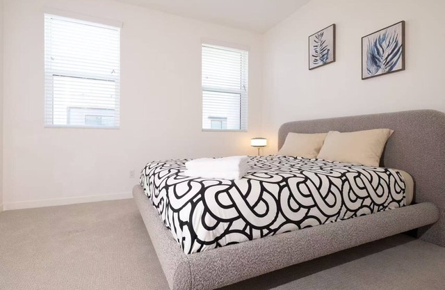 Near ONT Modern Designer Stay Bright Chic Spacious