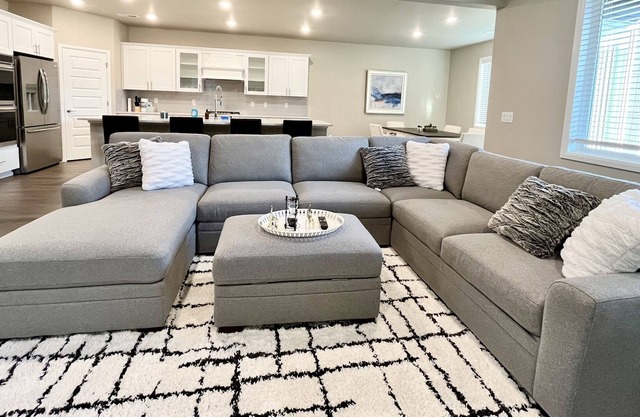 [Near Seattle and Airport] Beautiful 4BR New Home for Up to 12 People