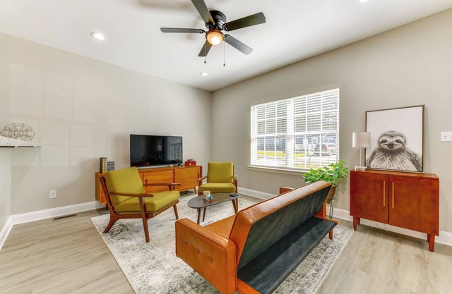 Near Shopping & Dining: Pet-Friendly Dallas Apt!