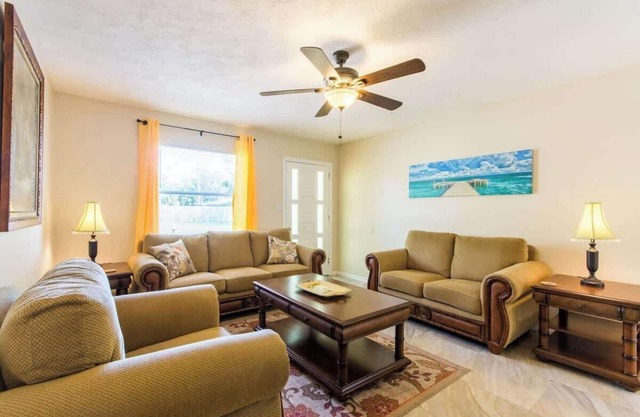 Near Siesta Key - single story pet friendly