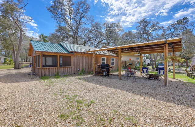 Near Steinhatchee River: Studio w/Screened Porch!