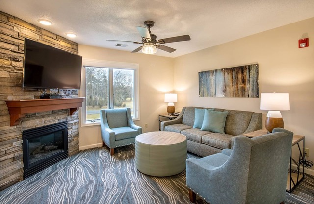 Nearby Golf, Resort Amenities, Full Kitchen!