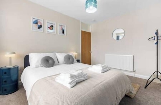 NEC Birmingham Airport Modern Village Retreat, Sleeps 7, Free Parking