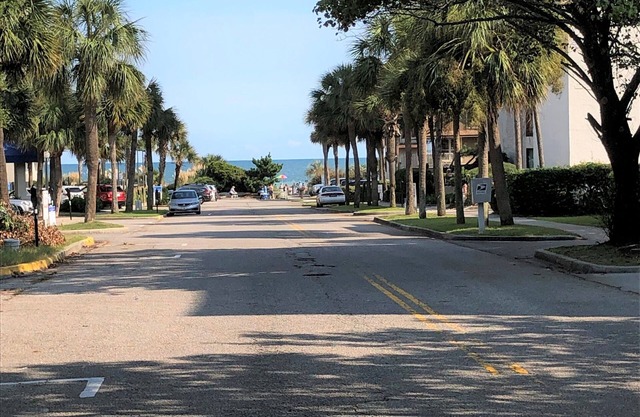 NEED SPACE? Entire Townhouse-Large 2-Bdrm 1,150sf Steps to Beach. 5% Off 7Nights