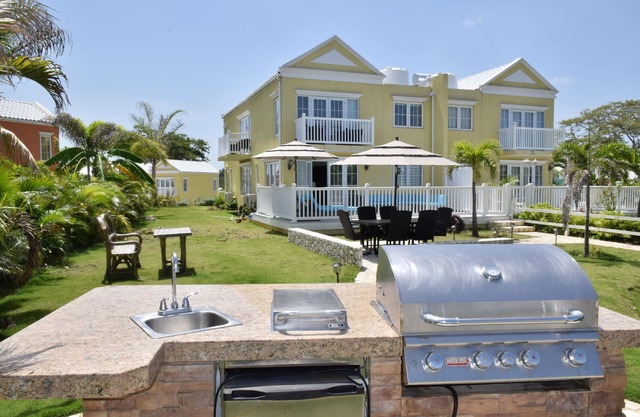 Negril Homes Perl,OceanFront, Beach, Pool Free Wifi, Outdoor Kitchen