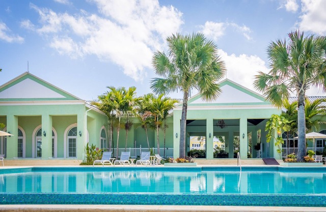 Negril Ocean Front, Beach, Pool Free Wifi, A/C, Outdoor Kitchen,Dining,Hot Tub.