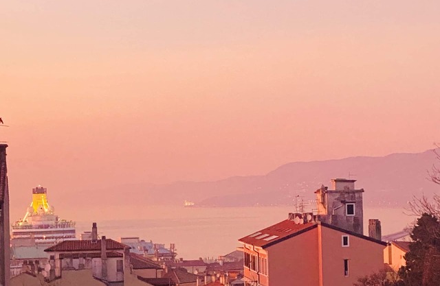 Nel Cuore di Trieste, Elegante Casa Vacanze a Pochi Passi dal Centro Storico