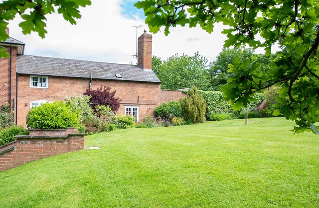 NEST AT WINNALL Luxury 19thC Cottage, Peaceful Location, Walking, Child Friendly