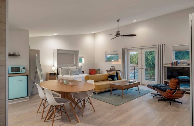 Nestled In Nature Studio - Pet-Friendly