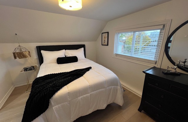 NEW 1BR Loft,15 min to Niagara Falls/Wineries, Steps to Downtown St. Catharine’s