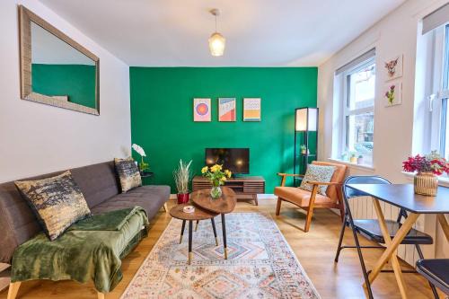 New 1BR Newly Renovated Flat with free parking