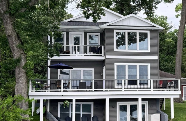 New 2024! Stunning lake front home Magician Lk, 5 bedrms, 6 baths, Sleeps 14