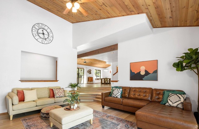 NEW 2600sqft Modern Wood Cabin w/ King Bed - 9 min from DT