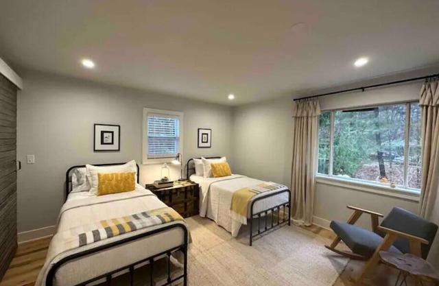 New! 2bd rm/3 bed wooded cottage
