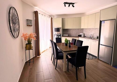 New 3BR Apt-AC-Wi-Fi-Kitchen 4 mins away from airport