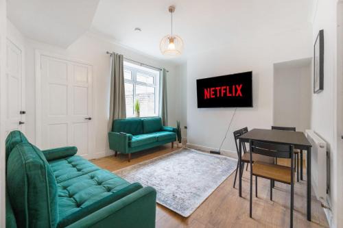 NEW! 4 Bedroom House by Stay With Us, Perfect for Large Groups & Contractors! FREE WIFI!