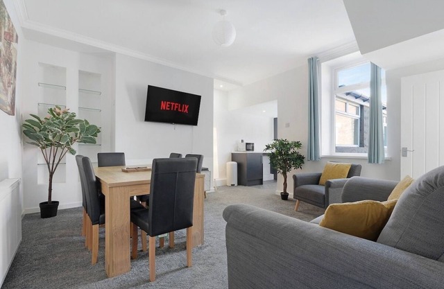 New! 4BR in Durham Road